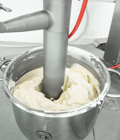 Beldos Belpastry-bag-lift 600 pastry bag filler in use